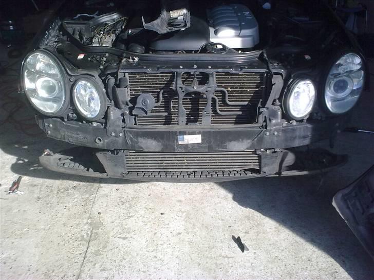 Styling til Mercedes W211 ! - Led lys / AMG NÆSTEN FÆRDIG!!!! - Ja den skal sgu skilles lidt ad for at komme til, glæder mig ikke til ledningsnettet!! billede 6