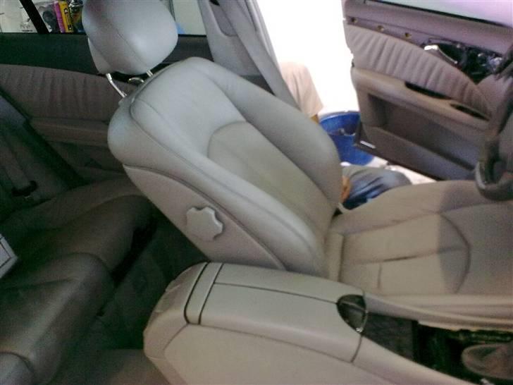 Styling til Mercedes W211 ! - Led lys / AMG NÆSTEN FÆRDIG!!!! - Sæderne er blevet impreneret, og fået læder farve/fedt billede 11