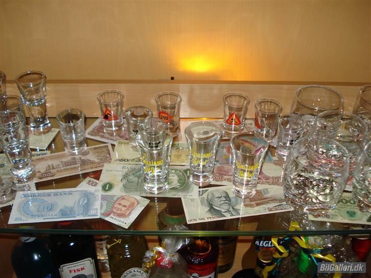 Rottehullet. - Min samling af sjældne & gamle pengesedler lagt ien doppelt glasplade inde i barskabet. billede 8