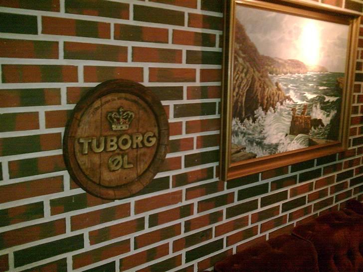 Rottehullet. - Der er altså stil over de gamle Tuborg skilte udskåret i ler. billede 14