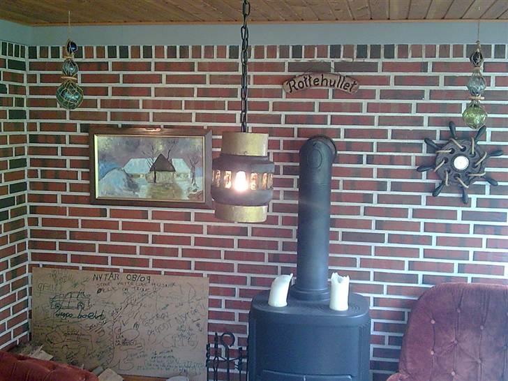 Rottehullet. - Jeg syntes os lampen er fed.
Den er skåret ud i massiv træ og smedet jern.
Jeg syntes den ligner noget fra et navet på en hestevogn.. billede 24