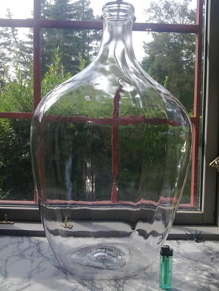 Rottehullet. - Skal vi igang med og brygge hjemmebryg igen, så har jeg 20 liters flaskerne. billede 31