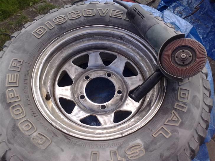 1956 Willys Jeep projekt  - Det gamle lag maling blev slebet helt væk. billede 11