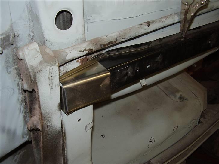 Alfa Romeo Alfetta GTV - Vange bund langs torsionstang. den sort malede vange bund var med bilen da jeg købte den men vangebunden ligner mere noget til en 75'er da den bagerste del mangler. så der skal lige smedes lidt:) billede 83