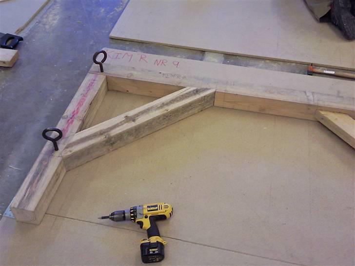 5 hvoedeforløb som tømrer.  - Dette er stolrem med et kopbånd med en tap i stolpen billede 1