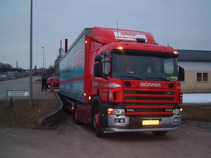 Flemming Krogh I/S Ulfborg - Vores far som også kørte i firmaet,men han døde desværre i sep 2006.Læsser spånplader i Tarm.

R.I.P du gamle.... billede 12