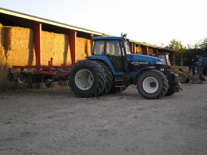 Her er lidt fra min gamle arbejds plads - Her er min traktor som harver alt hvad vi har af jord altså 550 ha som bliver kørt pløjefrit her er den med vores dybde harve
 billede 1