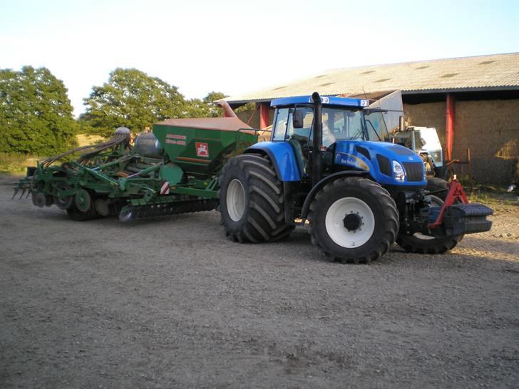 Her er lidt fra min gamle arbejds plads - Her er vores så traktor og vores såsæt som vi test køre for amazone og vi har lige fået terre dæk til den foran kan ses på det sidste billede billede 3