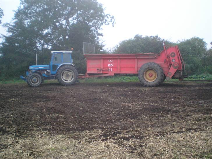 Her er lidt fra min gamle arbejds plads - Her var jeg lige ude og køre lidt kompost ud og den ford 7810 går med 220 hk på motoren og har blangt rør og eftermonteret turbo dejligt er god til traktortræk billede 5