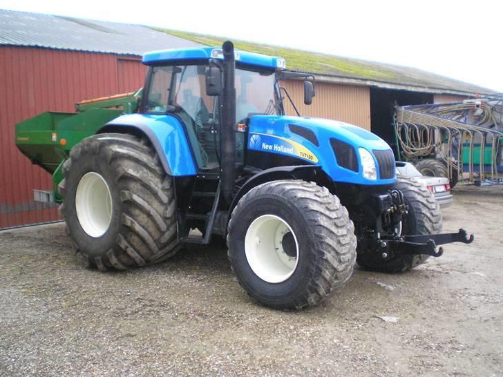 Her er lidt fra min gamle arbejds plads - Her er vores så traktor og den som vi køre gødning med og der er lavet kran på den og vi har en 3 akslet hænger bag efter når vi køre gødning så vi ikke skal køre hjem til gården for hver spreder fuld nice
 billede 7