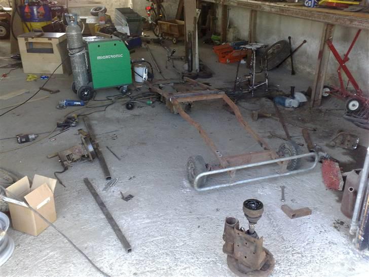 Garden Puller Projekt. - Ca det jeg startede med. fandt en gammel gocart ramme og peppede den lidt op med noget forstærkninger billede 1