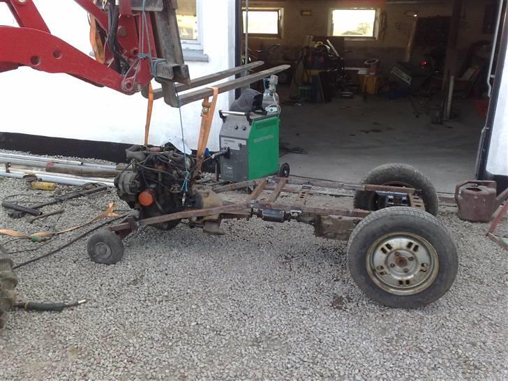 Garden Puller Projekt. - Så svejses motorophængene på. fanme svært når kardanen skal være 100% lige mellem gearkassen og motor. billede 3