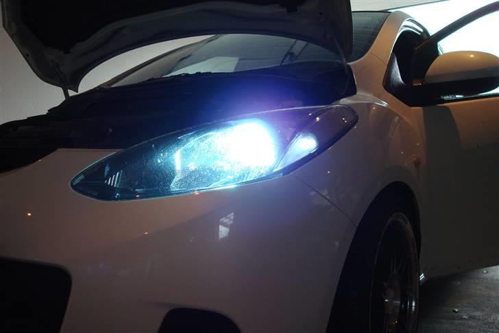 LED Positionslys for Mazda 2 - Det er ikke fordi det ser mindre godt ud med 8000K Xenon i =) Farven stemmer rimeligt godt over =) billede 9