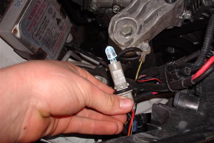 LED Positionslys for Mazda 2 - Vupti =) så skulle du gerne kunne trække fatning + pærer ud af lygten =) billede 4