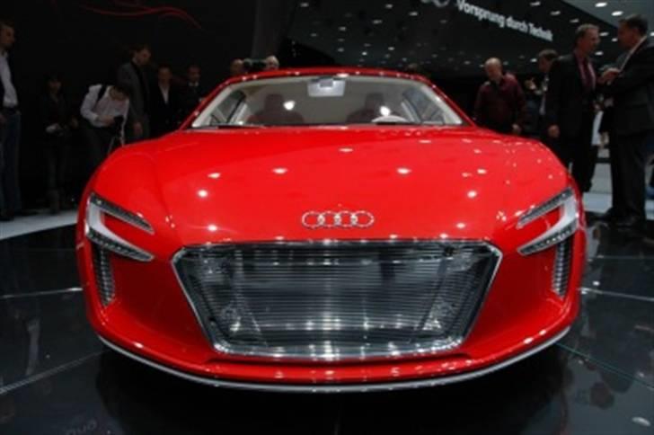 Audi R8 på el  Superbilen Audi e-tron har en elmotor ved hvert hjul.  billede 1