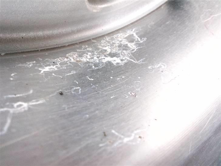 Fin polering af alufælge. - Her ses et godt eksempel på hvordan selve fælgkanten så ud inden jeg gik igang billede 1