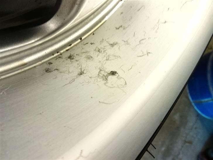 Fin polering af alufælge. billede 2