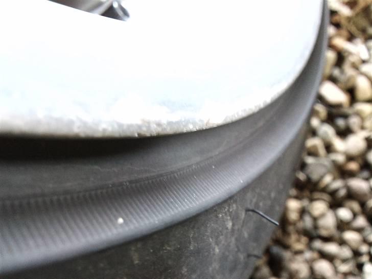 Fin polering af alufælge. - Billede af fælgens yderkant. billede 3