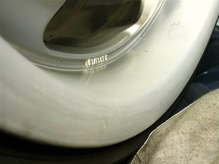 Fin polering af alufælge. - Her er jeg lige gået igang med fortynder og korn 120. billede 4