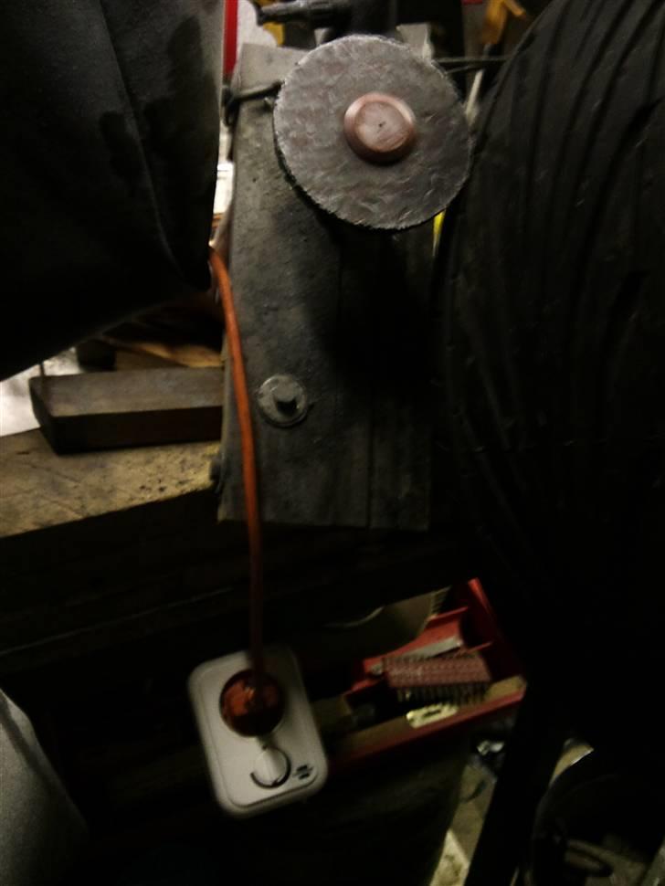 Fin polering af alufælge. - Her ses hvad opstilling består af. Et fjederben i skuestikket. En borermakine (300watt) isat hjemmelavet sokkel. Købte lige at spændingsregulator så jeg kunne opstarte boremaskinen stille og roligt billede 5