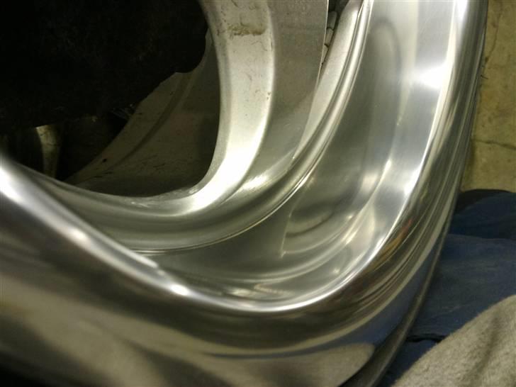 Fin polering af alufælge. - Billede efter polering med denne her hård polerer voks på skive. Ser kanon godt ud. billede 6