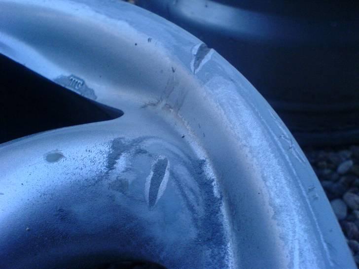 Renovering og lakering af fælge. - Sleb først det værste med en alm. trekantsliber... billede 5