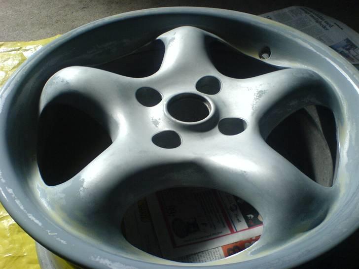 Renovering og lakering af fælge. - Inden lak blev de slebet ned med vandslibepapir korn 500. Og tørt af med sprit.. billede 10