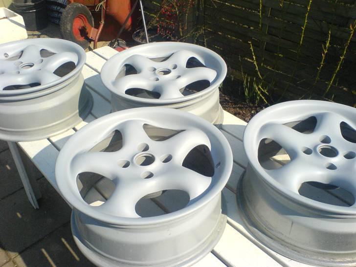 Renovering og lakering af fælge. - Tørret i 2 timer og slebet let med korn 800, vandslibepapir.. For at fjerne diverse støvkorn osv. billede 12