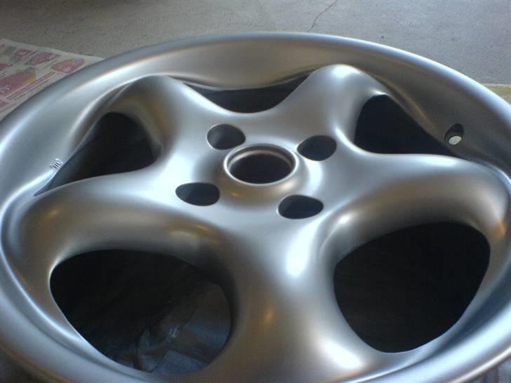 Renovering og lakering af fælge. - Sprittet af og malet med motip fælgmaling.- stål farve. lidt mørk i det, men syntes det ku være sjovt ik bare at male alm. alufarve. billede 13