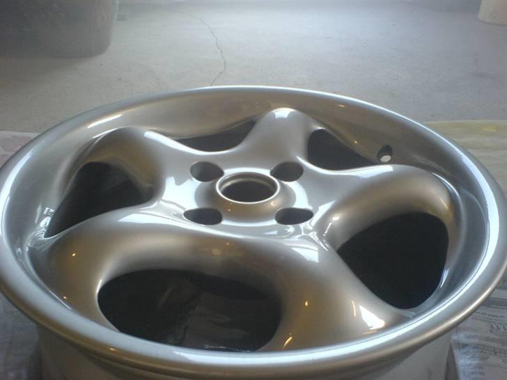 Renovering og lakering af fælge. - Efter malingen fik de en lille halv time at tørre i, før de fik klarlak.. En kæmpe forbedring.. sparrede ikke på lakken, da fælge gerne sku ku tåle lidt af hvert.. billede 14