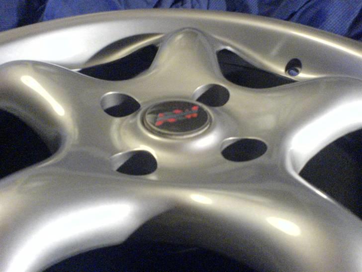 Renovering og lakering af fælge. - Sku lige se hvordan de så ud med centerkapslen.. billede 16