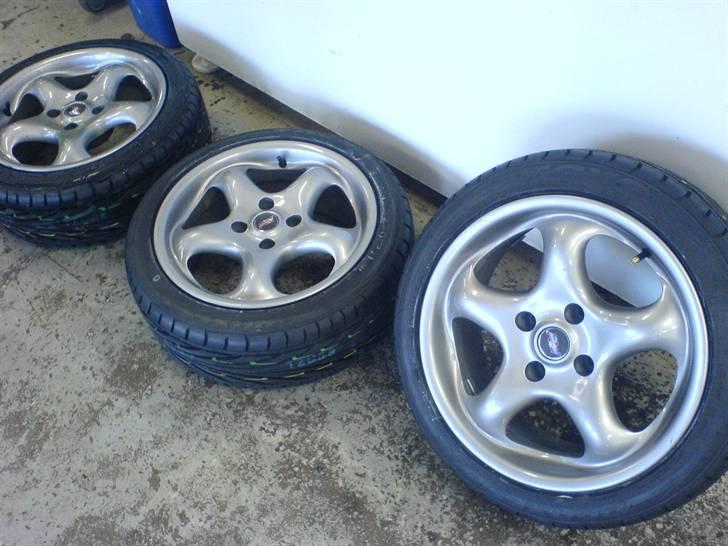 Renovering og lakering af fælge. - Så kom der dæk på og de blev afbalanceret. Ligner noget til en 4hjulstrækker.. billede 20