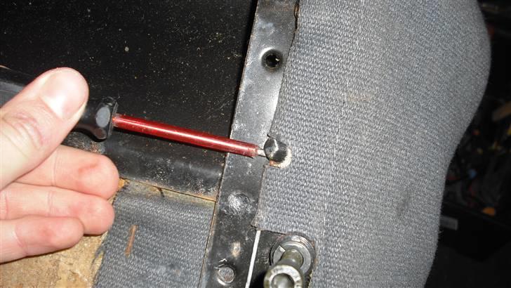 Skifte af pude på recaro sæde - Stader med at tag bund af også lønse holde på stoffet billede 2