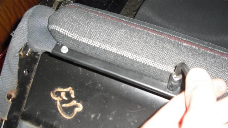 Skifte af pude på recaro sæde - Løse skrune også få tag holde af på pude billede 3