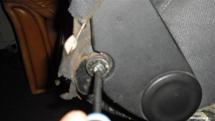 Skifte af pude på recaro sæde - Lønse skru i side for at komme til stoffet billede 9