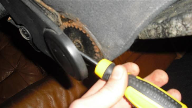 Skifte af pude på recaro sæde - Hiv plask plad af (HUSK der er nogen propper du skal trykke på.. på plad de skal bag prasse ind) billede 10