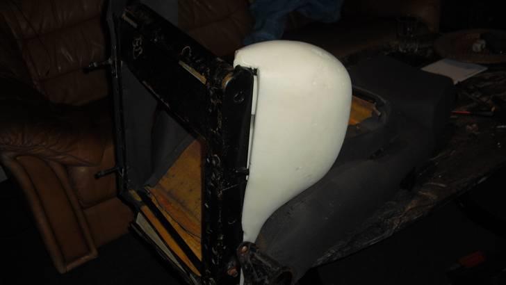 Skifte af pude på recaro sæde - Få den ny på så kan bag bag stade med at trække stoffet på igen billede 15