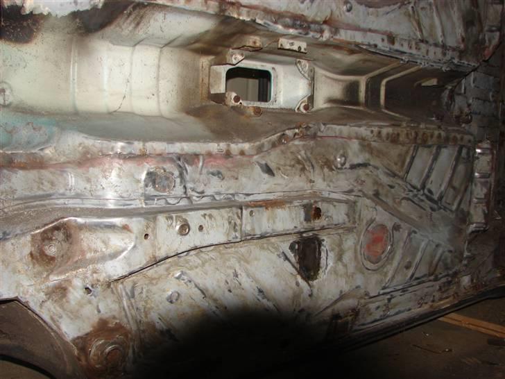 Golf 2 syncro projekt  - D.1-12-09 Bund og inderskærme rengjord for gummihud og sealing så den kan blive sandblæst og metaliseret billede 33