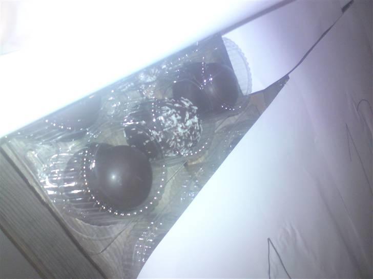 Chokolade julekalender for mænd! - Vi var nød til og fjerne en flødebolle i hver kasse så der er "kun" 14 i hver kasse..

Små 336 flødeboller:D billede 6