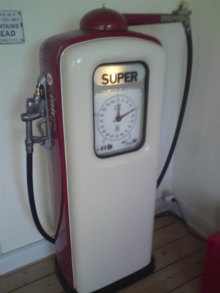 Div "bilting" fra lejligheden.. - mit barskab, en komplet renoveret benzinstander fra 1953,,  fandt den bagved en vognmand, den var i MEGET dårlig stand dengang,, mærket er Ljungmans.. billede 1