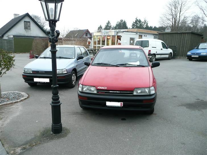 Daihatsu Charade 1.3-16V EFI - G112 - 4WD - HEr stpr 2 stk. G112 - 4WD ved siden af hinanden, det tror jeg på er et ret sjældent syn :o) specielt i DK. billede 2