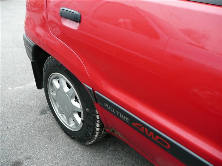 Daihatsu Charade 1.3-16V EFI - G112 - 4WD - FULL TIME 4WD, ja det er ikke alle folk der tror på det selvom listerne jo er meget originale, men når du har kikket under bilen og fundet et bagtøj, så må den jo være god nok :o) billede 5