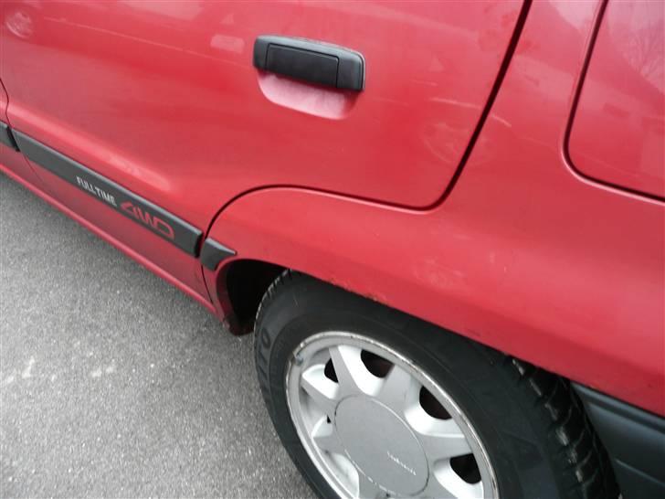 Daihatsu Charade 1.3-16V EFI - G112 - 4WD - Egentlig flot i karossen, men tårnene er helt væk i begge sider og man kan kike lige ud igennem dem. billede 6