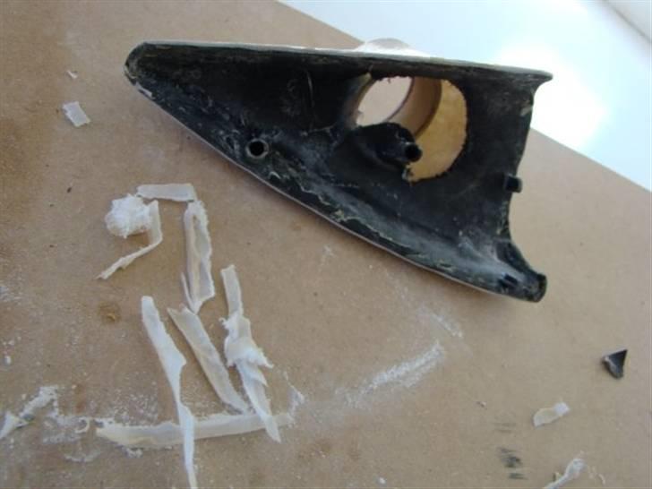 Glasfiber Dørsider - Den overskydene kant trimmet af med dremel. billede 7