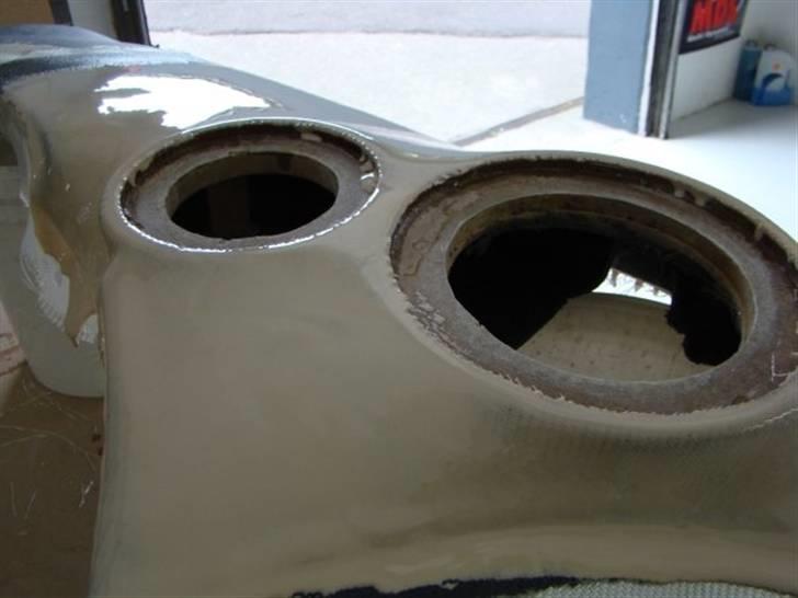 Glasfiber Dørsider - Her pensles dørsiderne med en blanding epoxy og microballoner. billede 30