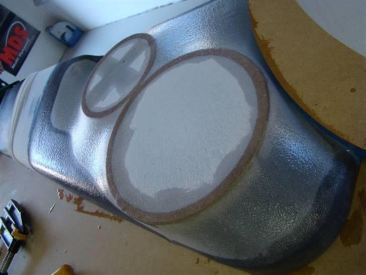 Glasfiber Dørsider - Nederste del af dørside er adskilt fra det øverste og stræklagen er spændt ud over de 2 ringe højtalerne skal monteres i. billede 40