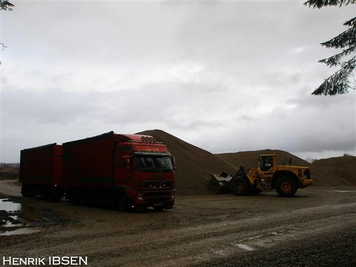 Aktiv Containerservice - Ved at få et læs nødder, ved B & C Grusgrav imellem Viborg og Skive billede 2