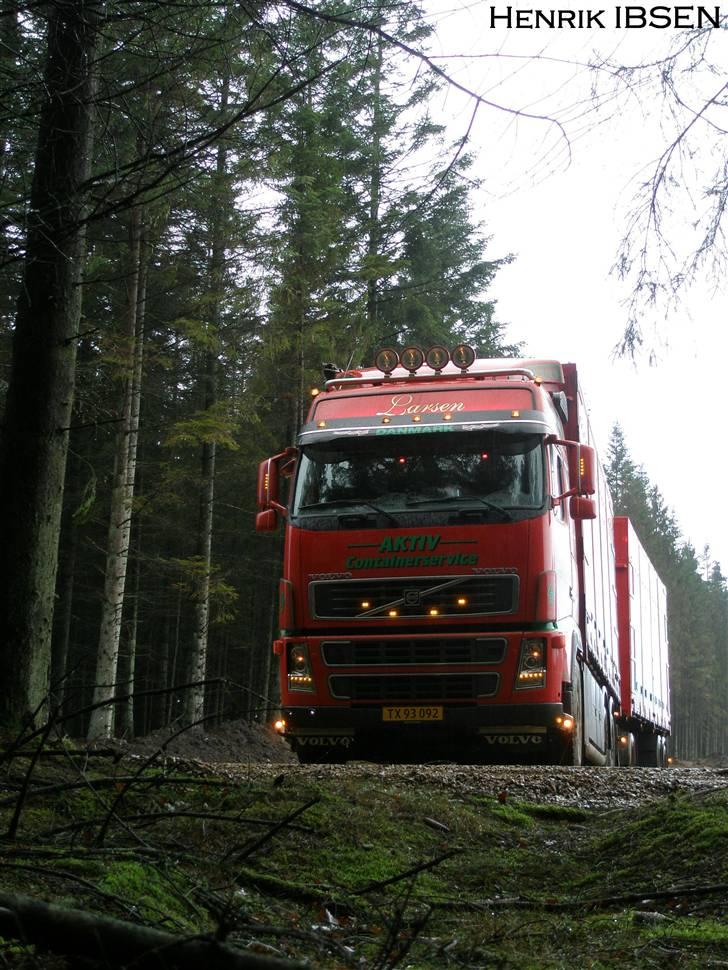 Aktiv Containerservice - Ved at få et læs nødder, ved B & C Grusgrav imellem Viborg og Skive billede 3