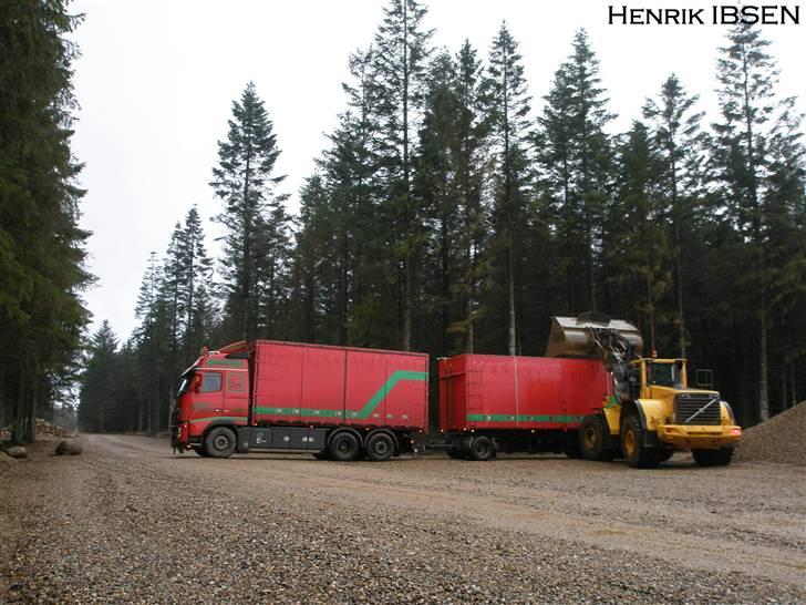 Aktiv Containerservice - Ved at få et læs nødder, ved B & C Grusgrav imellem Viborg og Skive billede 5