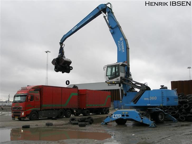 Aktiv Containerservice - Så er vi ved at få et læs dæk på, ved S. Bulkhamnen i Malmö billede 98